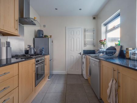 2 bedroom ground floor flat to rent - Photo 4