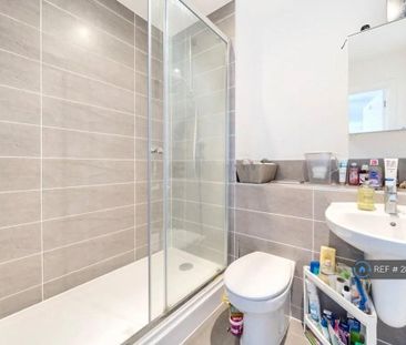 1 bedroom in a flat share to rent - Photo 5