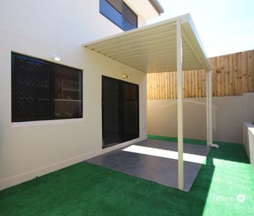 Modern Townhouse Living with Private Courtyard in Stretton College ... - Photo 6