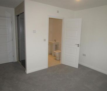4 bedroom detached house to rent - Photo 4