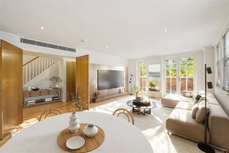 Beautiful 3 bedroom, 2 bathroom split level apartment, enviably located on Vincent Square in a pristine modern development with 24/7 concierge and parking. - Photo 2