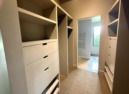 Large Family Home with Self-Contained Loft & Private Gardens - Photo 3
