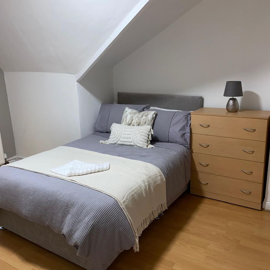 6 Bed - 9 Estcourt Avenue, Headingley, Leeds - LS6 3ES - Student - Photo 1