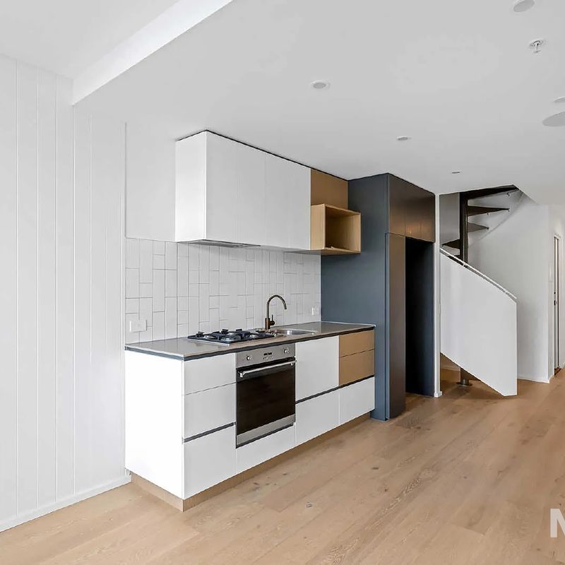 Double storey apartment in highly sought after location - Photo 1