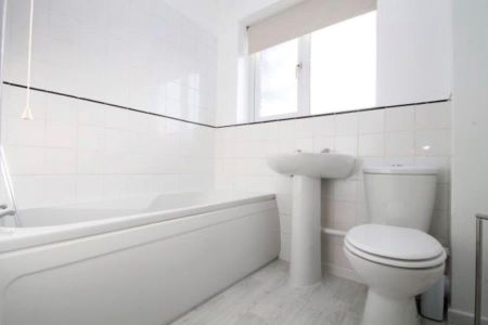 The Orchard, Lightwater, Surrey, GU18 - Photo 4