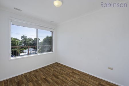 Recently renovated and close to Belmont 16s and Belmont shopping area. - Photo 4