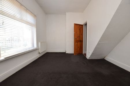 3 Bedroom Terraced House - Photo 2