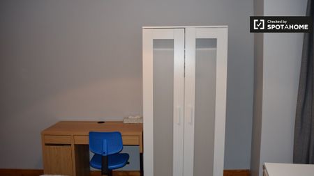 Room for rent in 4-bedroom apartment in Glasnevin, Dublin - Photo 4