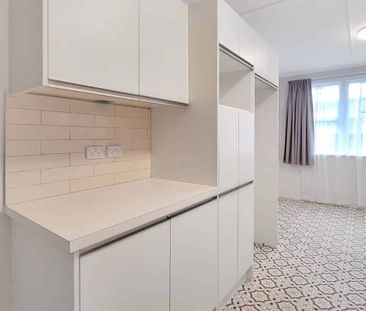 Beautifully renovated 3-bedroom family home. - Photo 2