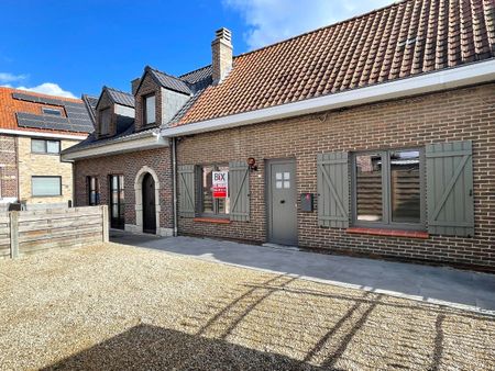 Mooie woning met 2 slaapkamers, koer en terras vooraan. - Photo 2