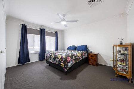 Spacious 4-Bedroom Family Home in Quiet Cul-de-Sac - Photo 4