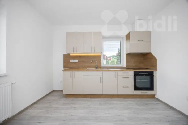 Prostorný byt 2+kk v novostavbě - balkon, sklep a centrum na dosah, 58 m - Фото 1