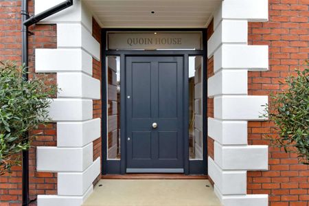 Situated in the heart of picturesque Bray Village, an elegant period house with gated off- street parking and a lovely private garden. - Photo 5
