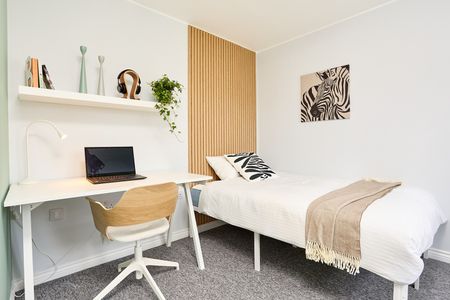 5 Bed Semi-Detached House, College Way, BS34 - Photo 3