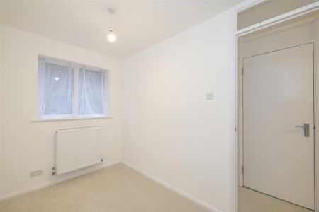 4 bedroom semi-detached house to rent - Photo 5