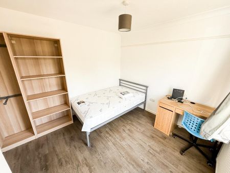 6 bedroom detached house to rent - Photo 5