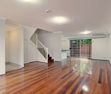 Spacious 3-Bedroom Townhouse with Double Parking - Photo 3