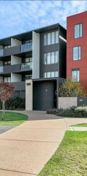 Ultra Modern, Low Maintenance - Executive Apartment Style Living in Stunning St Clair! - Photo 2