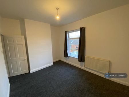 2 bedroom end of terrace house to rent - Photo 2