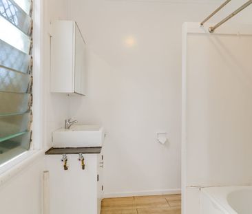 Spacious Neat & Tidy One Bedroom Unit - Photo 3