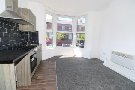 Ground floor flat to rent - Photo 2