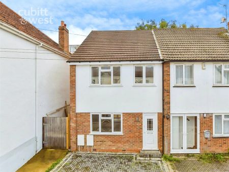 3 bedroom semi-detached house to rent - Photo 3