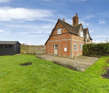 A three bedroom cottage with garden in idyllic surroundings - Photo 1