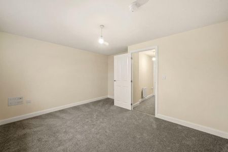 4 bedroom semi-detached house to rent - Photo 5