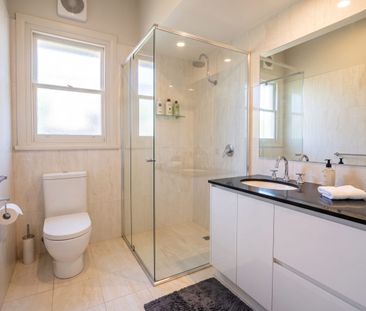 Two-Bedroom Apartment Moments from Albert Park Lake - Photo 3