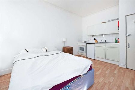 A well located studio flat with shared bathroom facilities and close to the local amenities of South Kensington. - Photo 2