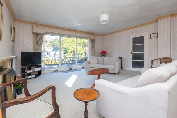 3 bed flat to rent in Westminster Road, Poole, BH13 - Photo 1