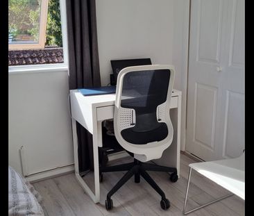 1 Bed Semi-Detached House, Abbey Gardens, SE16 - Photo 2