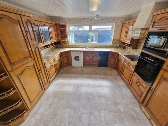 4 bedroom detached property to rent - Photo 1