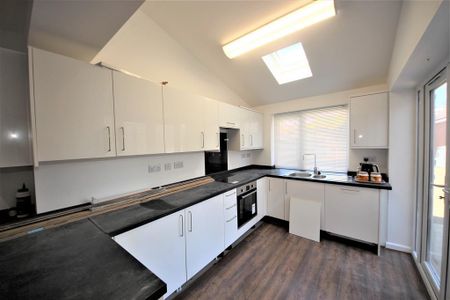 1 bedroom in a house share to rent - Photo 2