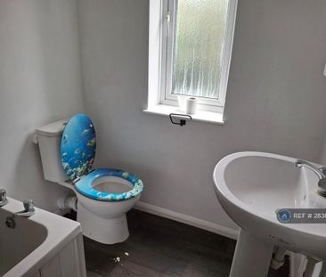 2 bedroom end of terrace house to rent - Photo 5