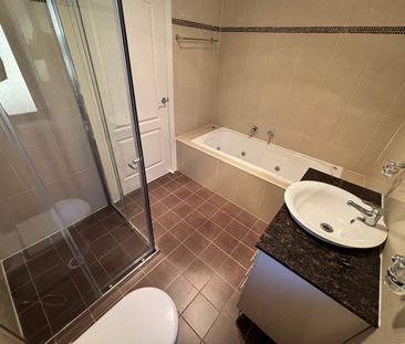 Spacious Freshly Renovated Townhouse - Photo 6
