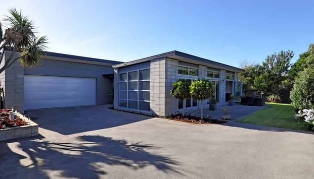 Stunning fully furnished rear family home in prime location! - Photo 1