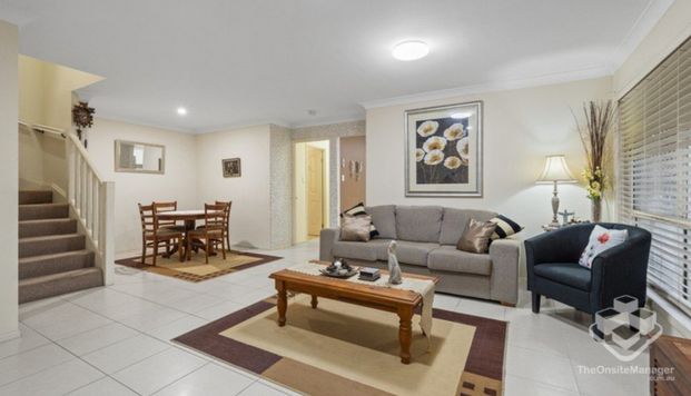 Spacious Family Townhouse – Downstairs Ensuite Bedroom, 5 Air Conditioners & Walk to School - Photo 1