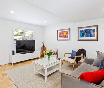 Bright and Spacious Townhouse with Private Courtyard & Double Garage - Photo 2