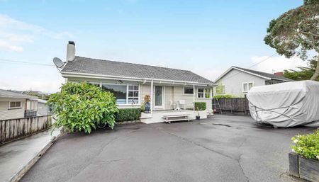 Classic 4 Bedroom Bungalow Home - Photo 4