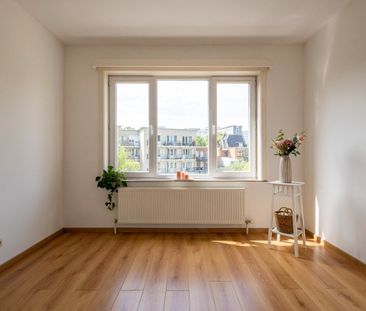 Zonnig en ruim appartement met twee slaapkamers - Photo 1