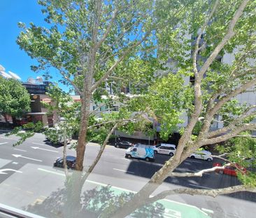 Compact Sunny Apartment - Photo 4