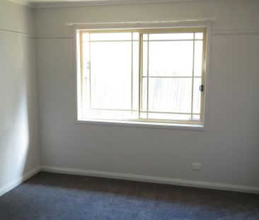 CENTRAL 2 BEDROOM UNIT! CLOSE TO TOWN! - Photo 2