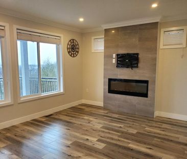 Bright, Open Concept Upper! - Photo 2