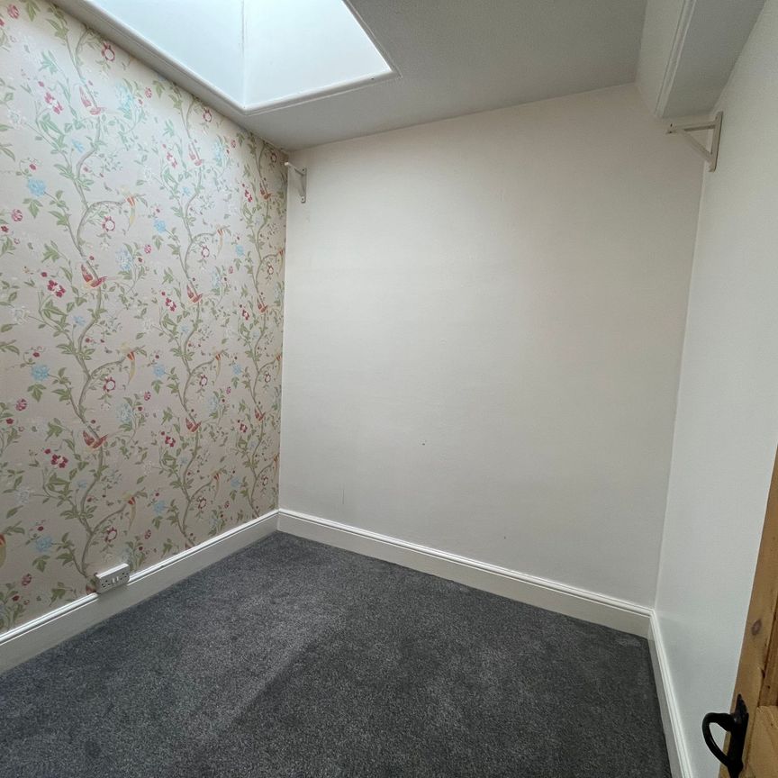 2 bed flat to rent in 2 Queens Park Road, Paignton, TQ4 - Photo 1