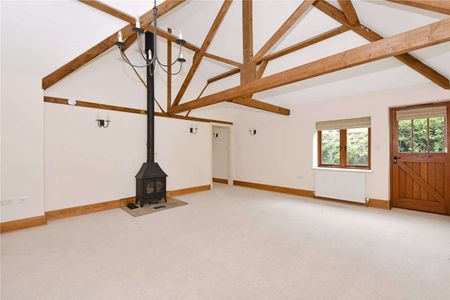 Converted stables in country estate setting with views over fields - Photo 3