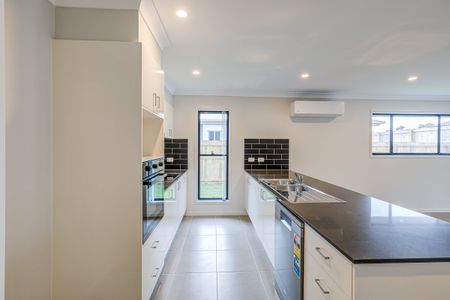 Brand-New Family Home in Park Lane Reserve! - Photo 5