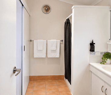 Comfortable 2-Bedroom Cabin - Photo 6