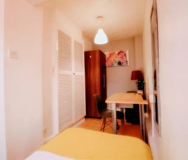 5 Bed 2 Bath - Photo 4