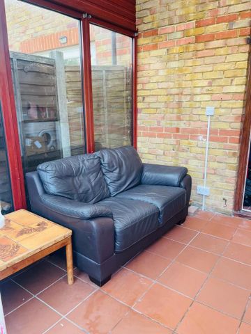 1 bedroom in a house share to rent - Photo 2